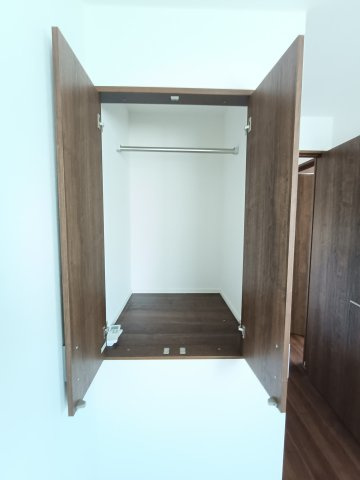 【洋室4　収納】　各部屋に収納を備え、衣類や荷物もすっきり整理できます。