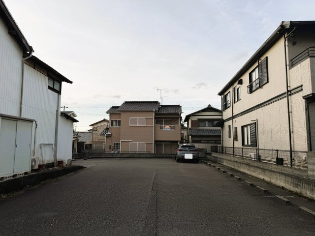 静かな住宅街に位置する、落ち着きのある環境
