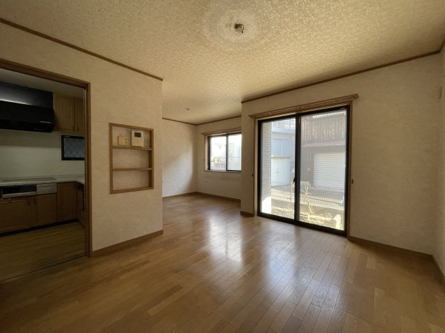 【LDK】ご家族が集うLDKは約16.5帖の広さ。南東側に2ヶ所の窓が備わっており、爽やかな陽光が差し込みます。リビングとダイニングをゾーニングしやすいレイアウトです。