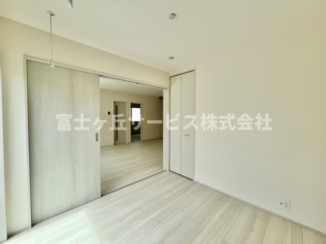 リビング横の洋室です