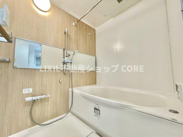 一日の疲れを癒す浴室は広々1坪以上！雨の日のお洗濯にも大活躍な浴室乾燥機付！　