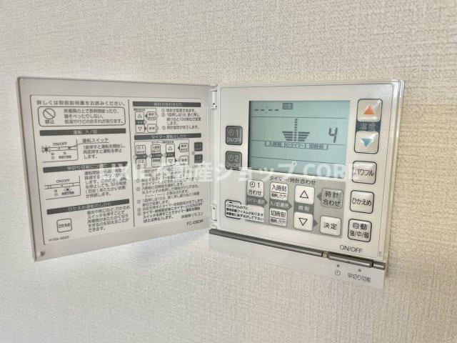 浴室乾燥機能で雨の日でも乾燥が可能。また、浴室内の湿気を排気し、カビの発生を抑えます　
