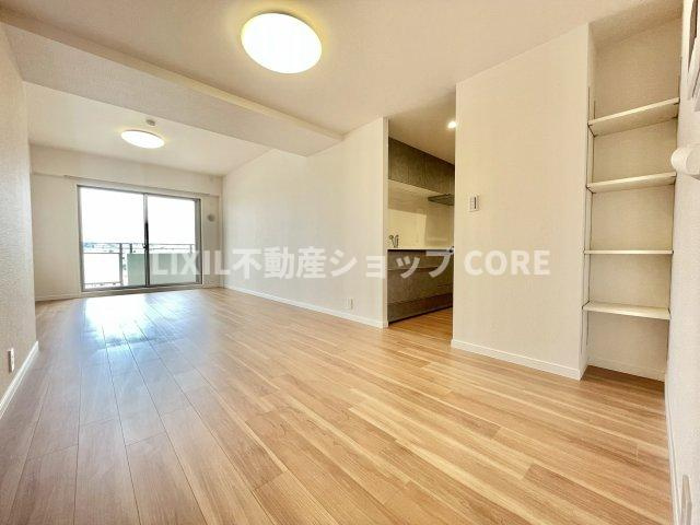 光溢れる安らぎの空間。キッチンとも一体感も演出しご家族との会話も弾みます。　