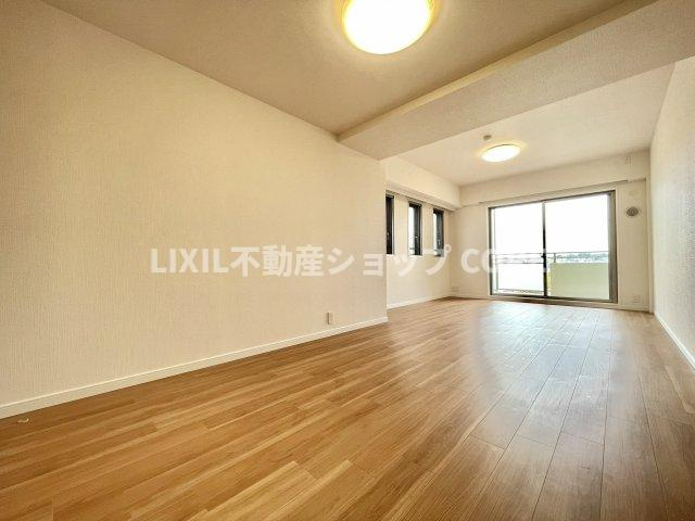 広々したリビングは家族だんらんの時間が自然と増えそうなこだわりの空間です。　