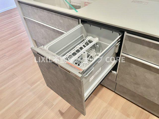 食器洗乾燥機付きで家族の食器もピカピカ。忙しい奥様には欠かせないアイテムのひとつ！！　