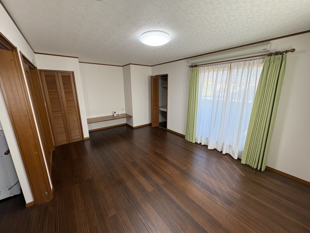 2階　主寝室11．2帖　シンプルなデザインで使いやすい居住スペースです。
