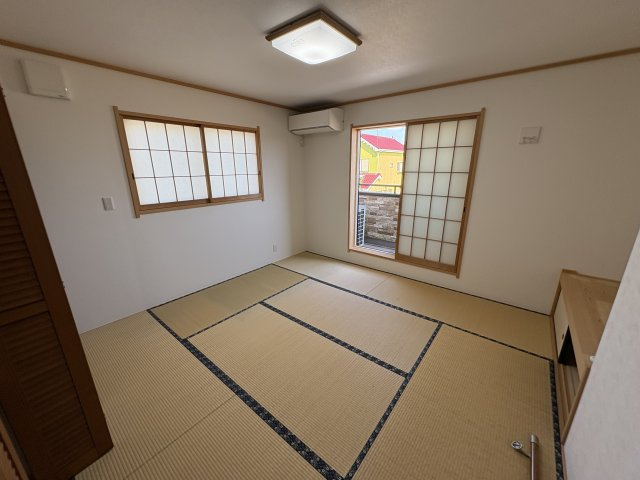 2階　子供部屋8帖　南東・南西の二面採光で陽当たり良好・和の趣を感じる畳のお部屋です。