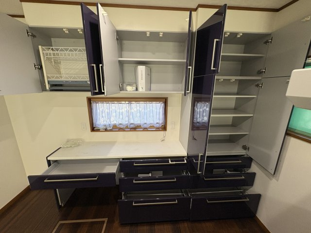 収納力のあるカップボード。