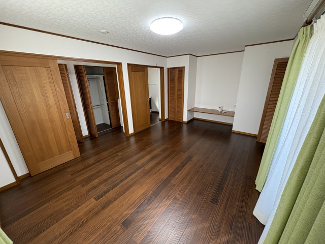 2階　洋室11．2帖　バルコニーに面していて開放感あふれる居住スペースです。