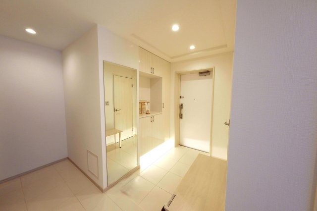 全身が写る鏡や便利なSICを備えたゆとりある広さの玄関
