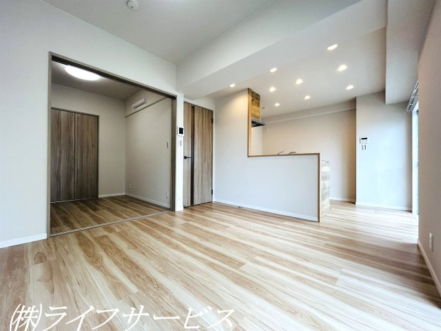 リビングルーム／ダウンライト新設！リフォーム済につき即入居可！ペットと一緒に暮らせるマンションです！
