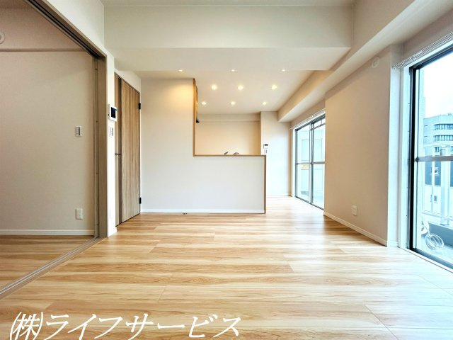 リビングルーム／ダウンライト新設！リフォーム済につき即入居可！ペットと一緒に暮らせるマンションです！