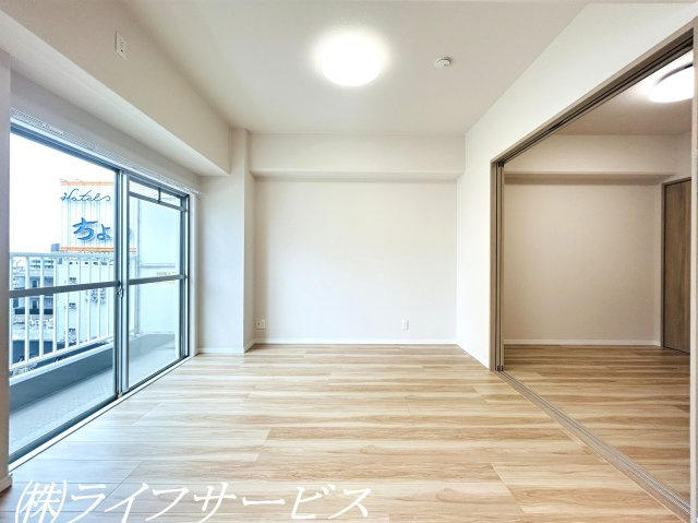 リビングルーム／ダウンライト新設！リフォーム済につき即入居可！ペットと一緒に暮らせるマンションです！