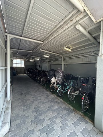 大切な自転車を雨から守る、屋根付き駐輪場。
