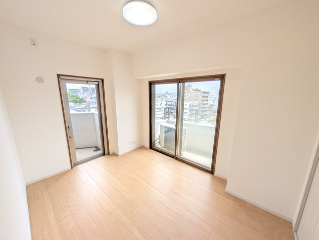 北東洋室。2面採光で採光も風通しも◎全居室6帖で4部屋あるので、それぞれお部屋を持つことが可能です♪