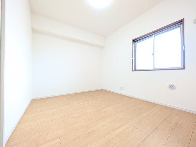北西側の洋室。全居室6帖ありゆとりある広さが◎全居室収納付きで住空間も快適にご使用いただけます