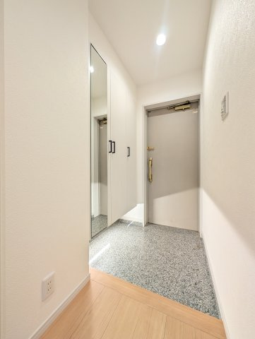 落ち着いた色合いの玄関です。靴などたっぷり収納できる下駄箱設置済みなので玄関もスッキリできますね。