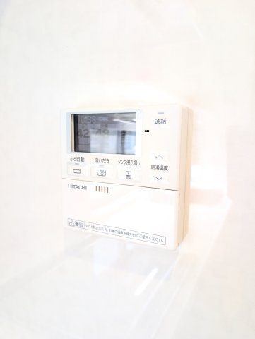 キッチンに設置されているので浴室に行かなくてもお湯がためられます♪追い焚き機能もついていますよ。