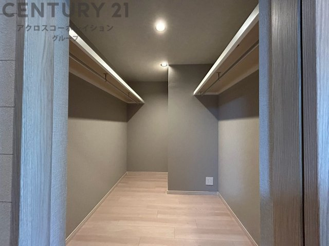 収納力が高く洋服や小物を整理しやすく、更衣室のように使え、部屋がすっきり保てます。収納の配置を自由に調整でき、換気性が良く防湿・防虫対策も可能。快適で機能的な生活空間を実現できます♪