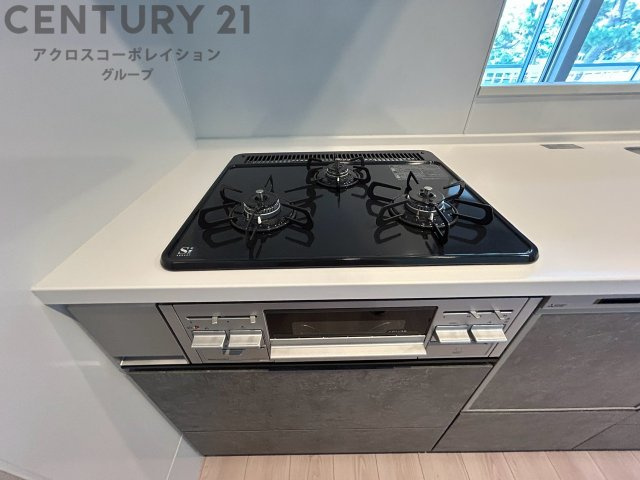多数の調理器具を同時に使用でき、料理の効率化が可能。省エネで節約になり、様々な料理スタイルに適応できます。また、火力調整が独立しており、手入れや掃除もしやすく、今よりもっとお料理が楽しくなるかも。
