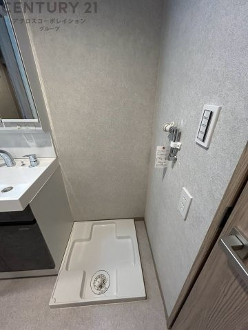 洗濯物の仕分け作業がしやすく、整理整頓が容易になります。洗濯音や湿気を他の部屋に持ち込まず、生活環境を快適に保ちます。上部を活用すれば収納スペースを確保でき洗剤や洗濯用品の整理もしやすくなります。