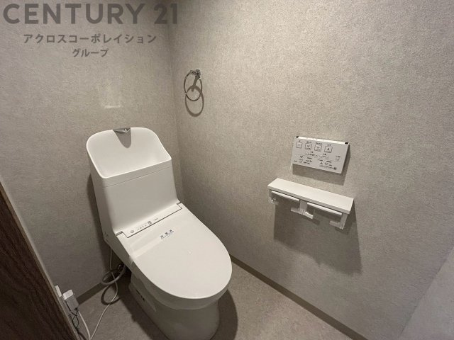 温水洗浄便座付トイレは温水洗浄機能により、暖かい水でおしりを洗浄することができ、冷たい水を使う従来の便座に比べ、温水洗浄機能で暖かいトイレを提供し、快適な使用を可能にします。