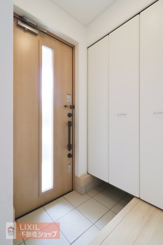 シンプルで飽きの来ないデザインの玄関。壁面収納にすることで全体的にすっきりとした印象です。