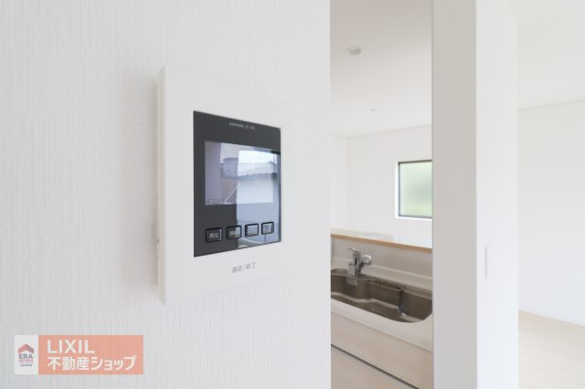 玄関先の様子を映し出す鮮明なカラーモニターを搭載しています！相手の顔や姿をしっかりと確認してから、応対できるため、不審な訪問者を未然に防ぎ、ご家族の安全を守ります！