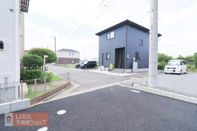 前面道路の現地完成写真です。ゆとりのある道幅や楽々駐車など、現地でご確認ください。