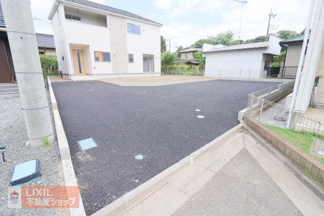 広さにこだわったゆとりのある駐車スペースを確保しています！ドアを大きく開けてゆったりと乗り降りできるため、小さなお子様がいるご家族も安心です♪