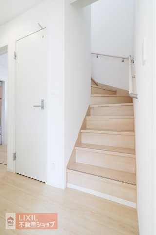 階段は手すり付き・折り返し設計。安全性の確保はもちろんのこと、住む人にとって上りやすく不便を感じない造りです。