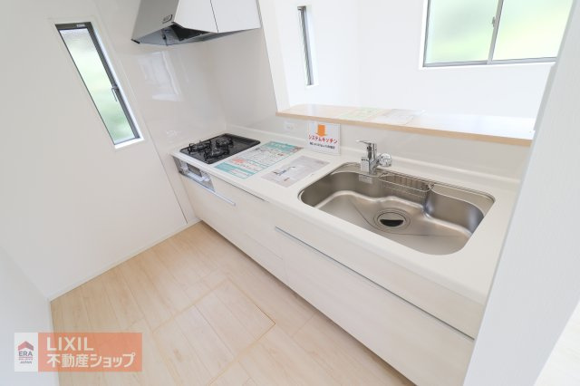 料理中もリビングにいるご家族と会話が弾むカウンターキッチン。小さなお子様の様子を見守りながら安心して家事が進められます。
