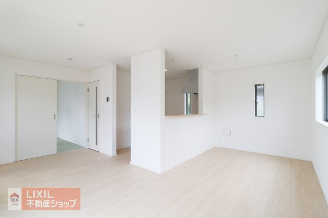 家族みんなが集まってもゆったりと寛げる、広々としたリビングダイニング。大きめのソファやダイニングテーブルも余裕を持って配置できます。
