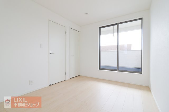 一日の疲れを心地よく癒やす、プライベート感に満ちた主寝室。心からホッと寛げる、落ち着きある空間です。
