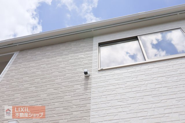 敷地内を見渡せる位置に防犯カメラを配備。空き巣やいたずら等の防止に役立ち、不在時の様子もしっかり録画して管理できます。