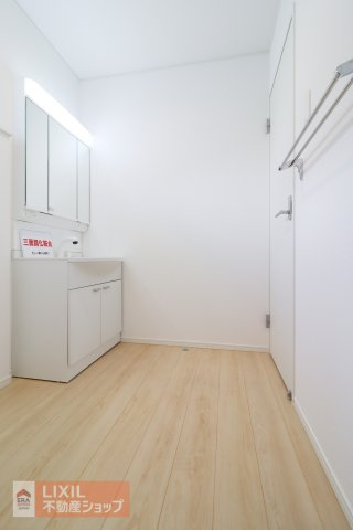 朝の混雑時や、お子様と一緒のお風呂上がりでも、お互いぶつからずにゆったり着替えができる広さを確保しています。