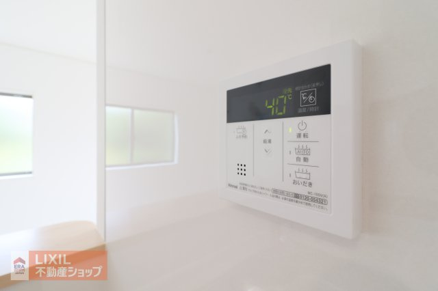 オートバスリモコンです。スイッチ1つで一定量の湯を浴槽に張ったり、保温や追い焚きをすることができるシステムが付いています。浴室以外からでも楽々操作が出来ます♪