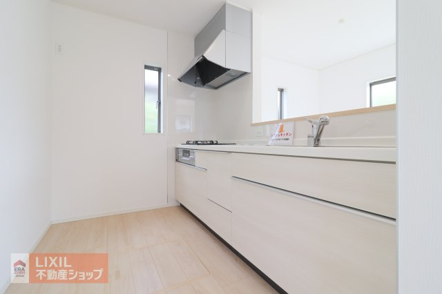 家族でのコミュニケーションがとれる対面型システムキッチンです。横一列にシンクとコンロをまとめたシンプルな形です。