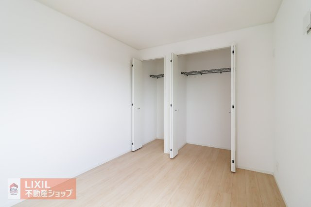 ハンガーパイプにかけられた衣類を一目で確認することができるので、探しているものが見つけやすく、必要なものもすぐに取り出すことができます。