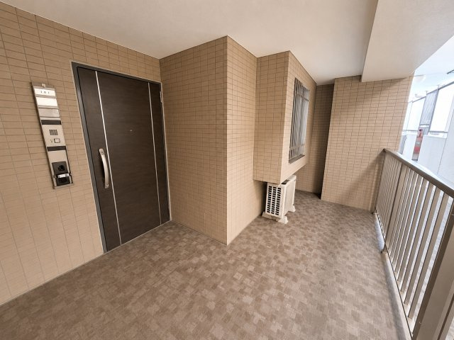 独立感のあるアルコープ付き玄関。戸建て感覚のゆとりと、落ち着いた住まいを演出します。