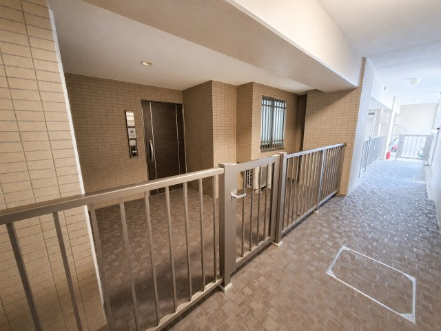 アルコープ付きで玄関前にゆとりを確保。プライバシー性が高く、質の良いマンションライフを叶えます。