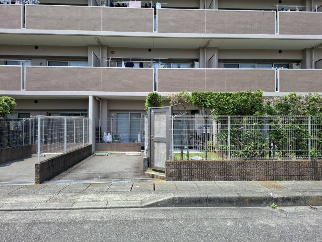 住まいのすぐ前に専用駐車場を確保。専用庭への行き来もしやすく、戸建て感覚で暮らせます。