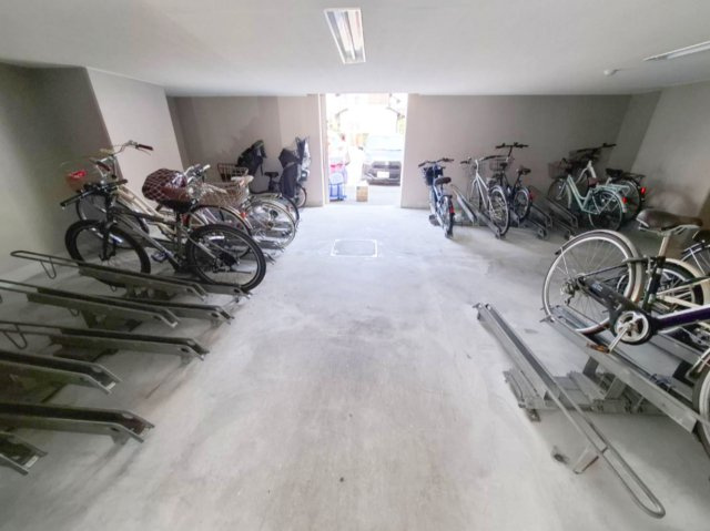 雨風を防げる屋内駐輪場を完備。大切な自転車をきれいに保管でき、毎日の通勤・通学にも便利です。