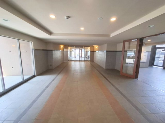 広々とした開放感あふれるエントランスロビー。管理が行き届いた共用空間が質の良い毎日の暮らしを彩ります。