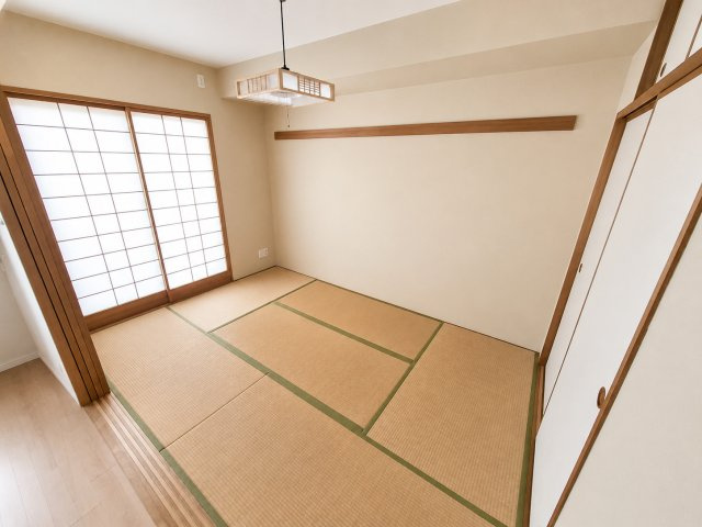 家族のくつろぎスペースや来客時にも重宝する和室。リビングと続き間で広々とお使いいただけます。