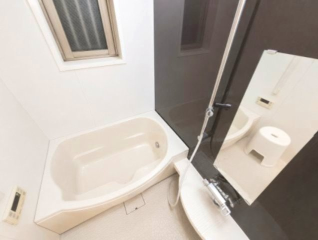 落ち着いたアクセントパネルがおしゃれな浴室。窓付きで明るく、毎日気持ちよくお使いいただけます。