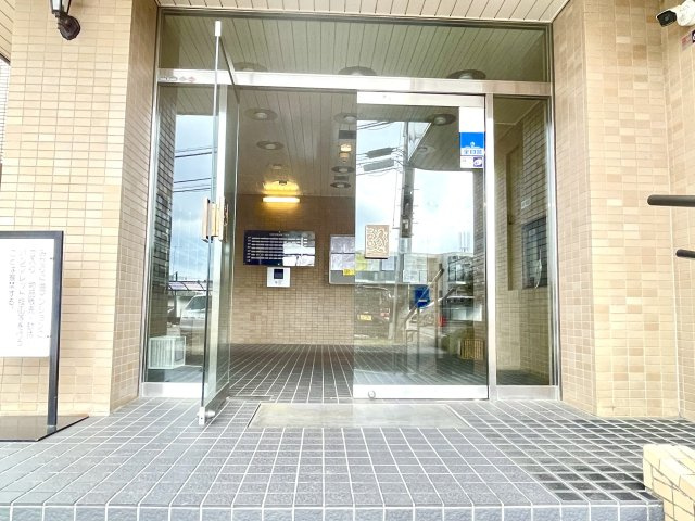 エントランスは毎日の行き帰りで使う大事な空間です。明るい開放的な空間を演出しております。