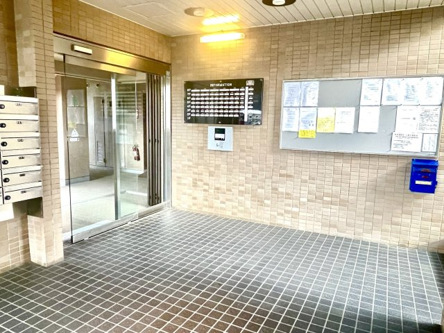 ロビーとは玄関に続く通路を兼ねた広間。共用部分になります。
