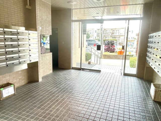 ラウンジは、マンションの共用スペースに椅子やテーブルなどを配置した利用者が寛げる空間です。