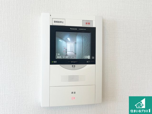 カラーモニターインターホン！声だけでなく来訪者の姿や顔がモニターで確認できるので、小さなお子様がいらっしゃるご家庭でも安心できます！